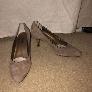 VANELi scalloped kitten heel